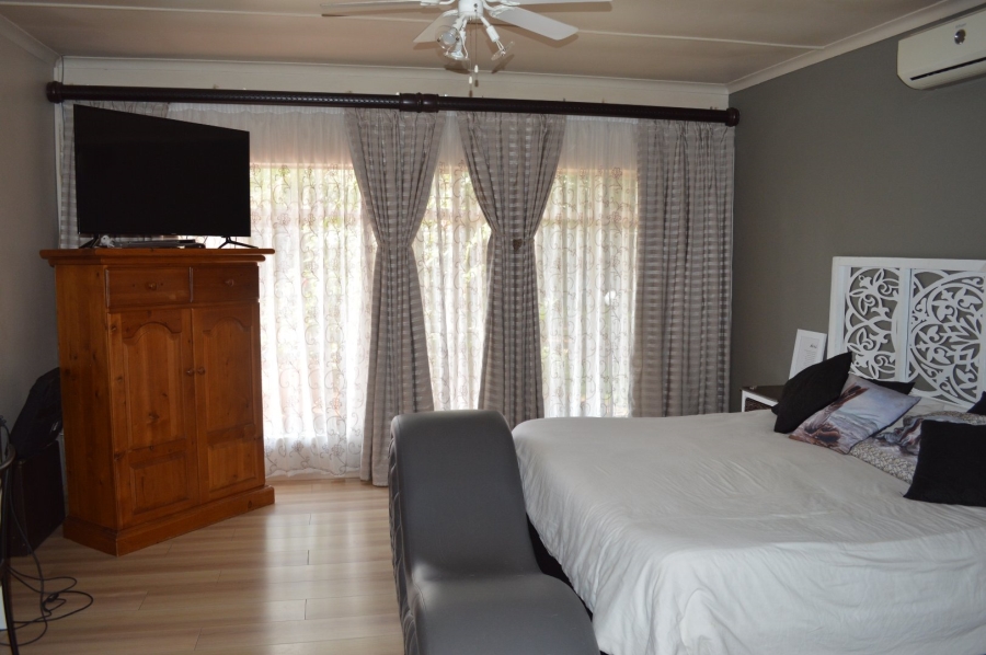 8 Bedroom Property for Sale in Flamwood North West